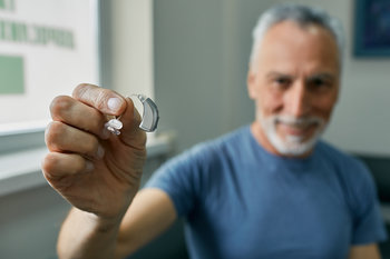 Quand les aides auditives protègent aussi contre la maladie de Parkinson