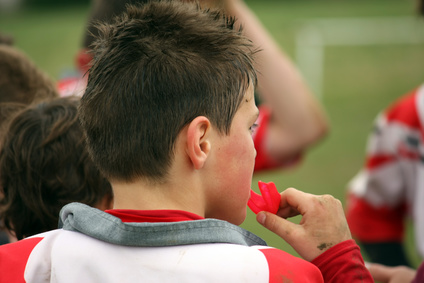 Dent cassée, déchaussement : les risques liés au sport chez les ados